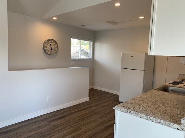 Building Photo - Gorgeous Studio ~ Convenient Location in E...