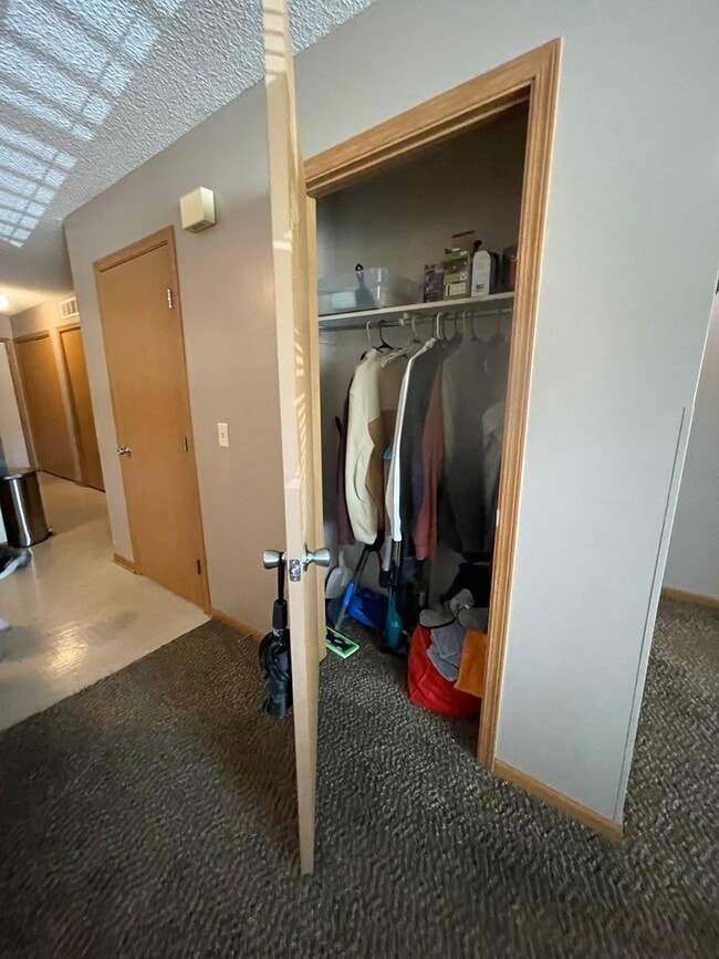 Building Photo - Great Townhome! Close to Campus!
