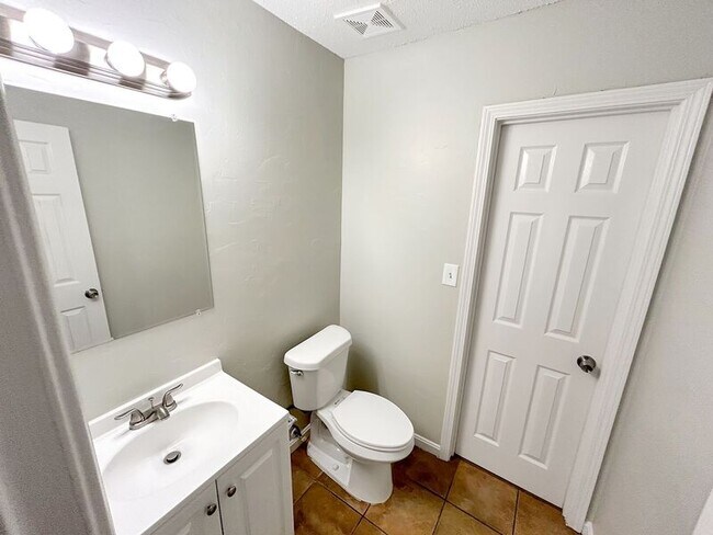 Building Photo - 106 Greenwood Cir