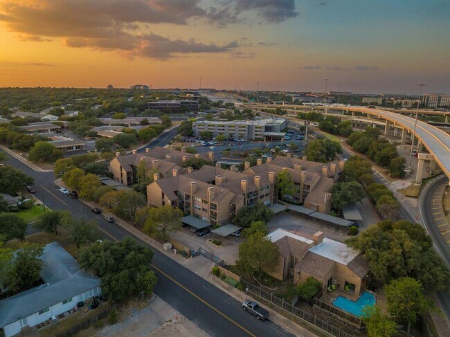 Building Photo - 8888 Tallwood Dr