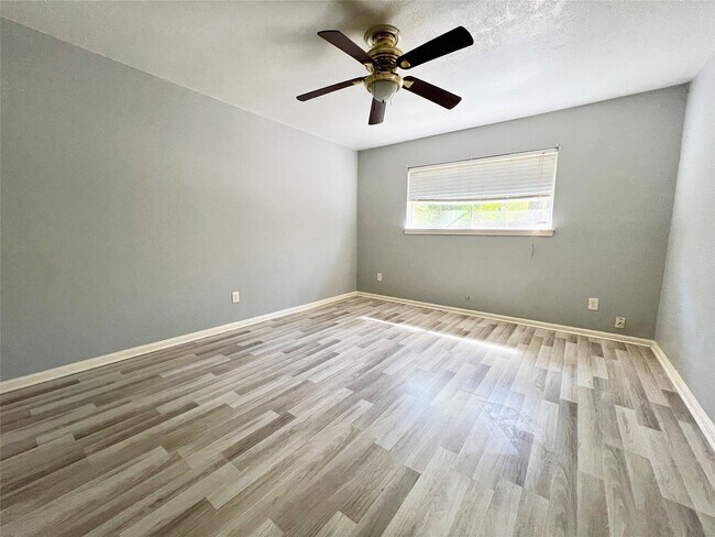 Building Photo - 422 Gamewood Dr