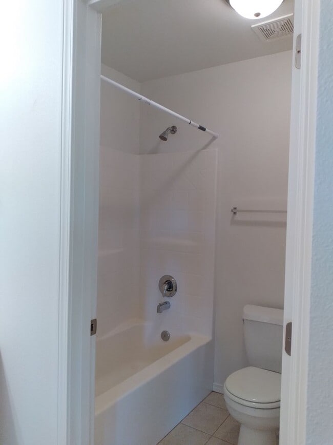 Building Photo - Charming 3-Bed Duplex with 2.5 Baths & 1600 Sq Ft - Prime Tacoma Location!