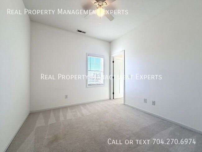 Building Photo - 269 W G St