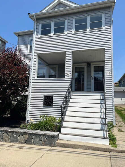 Building Photo - 33 Sterling St