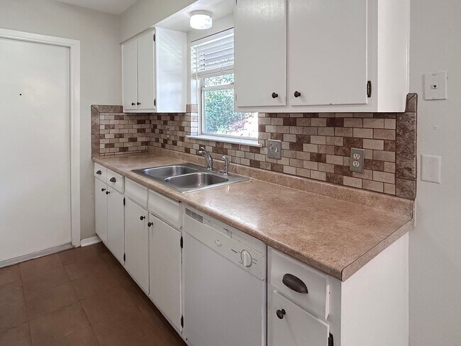 Building Photo - Charming 3-Bedroom Home in Sought-After Li...