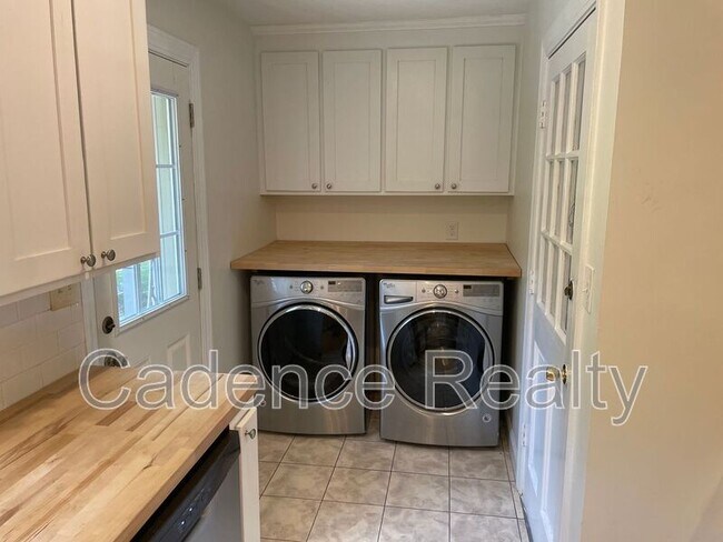 Building Photo - 114 Cardinal Dr S