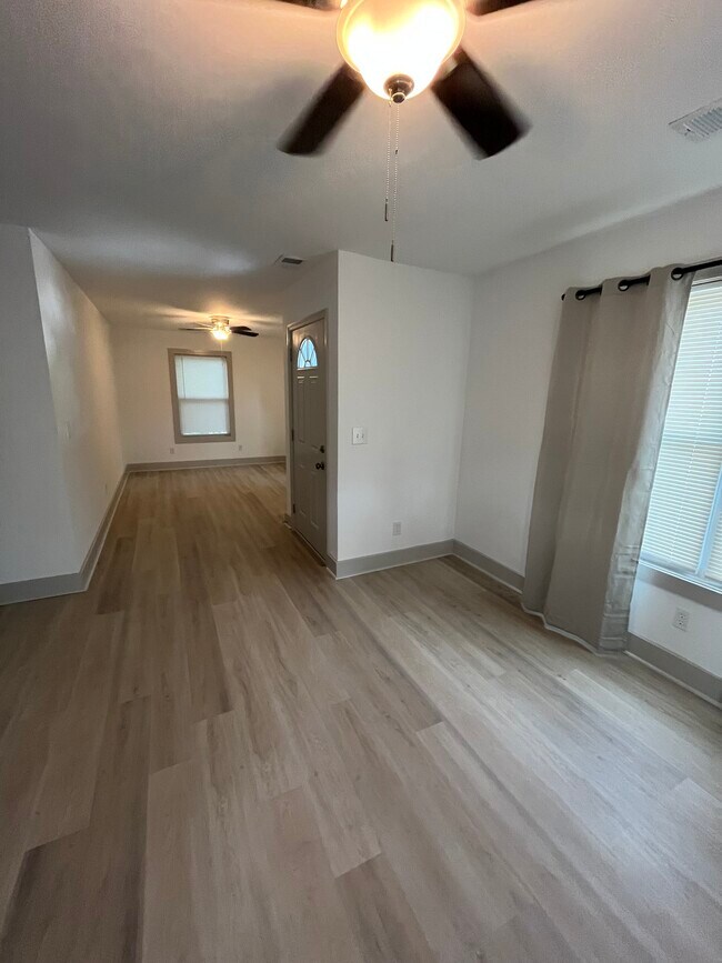 Living/Dining Room - 1714 Le Grand St