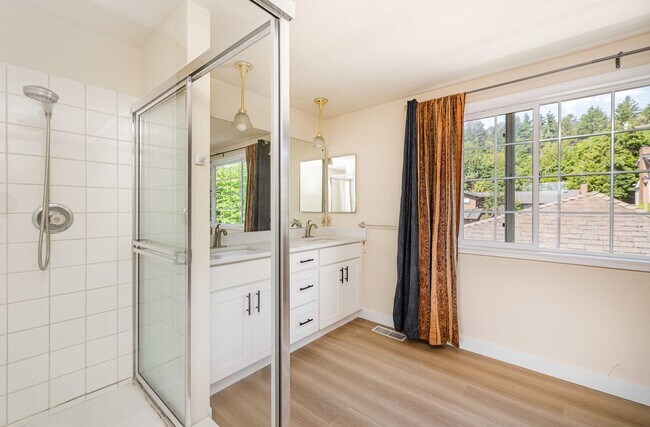 Building Photo - Stunning Lake Sammamish View | 5 Bed, 3 Ba...