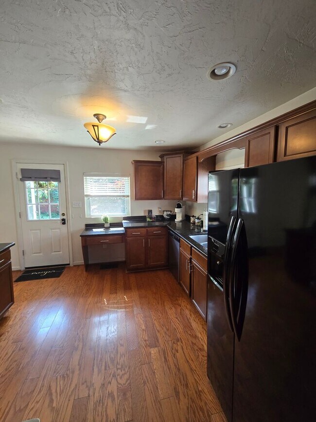 Building Photo - Stunning 4Bed 2bath House in Point Breeze!...