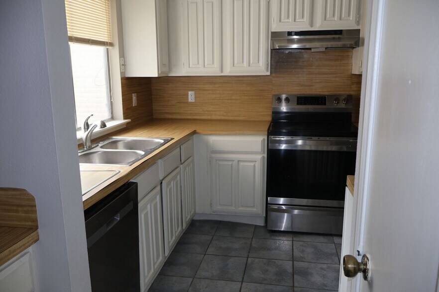 Building Photo - 12907 Maxfield Dr