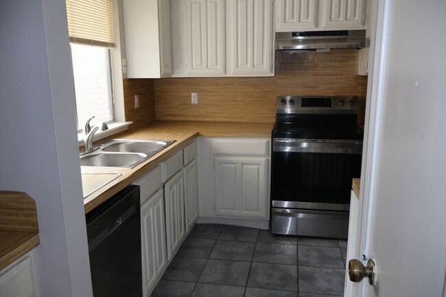 Building Photo - 12907 Maxfield Dr