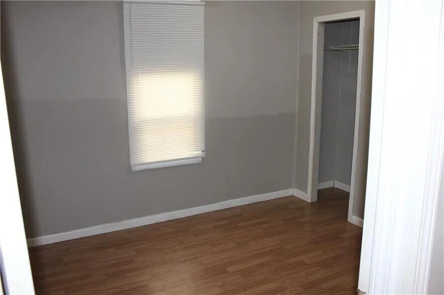 Building Photo - 302 N Oakley Ave