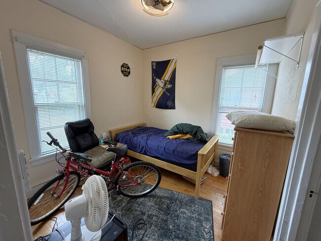 Building Photo - 1325 St James Ct