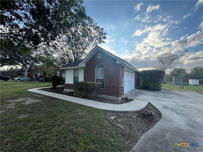 Building Photo - 521 Woodlake Dr
