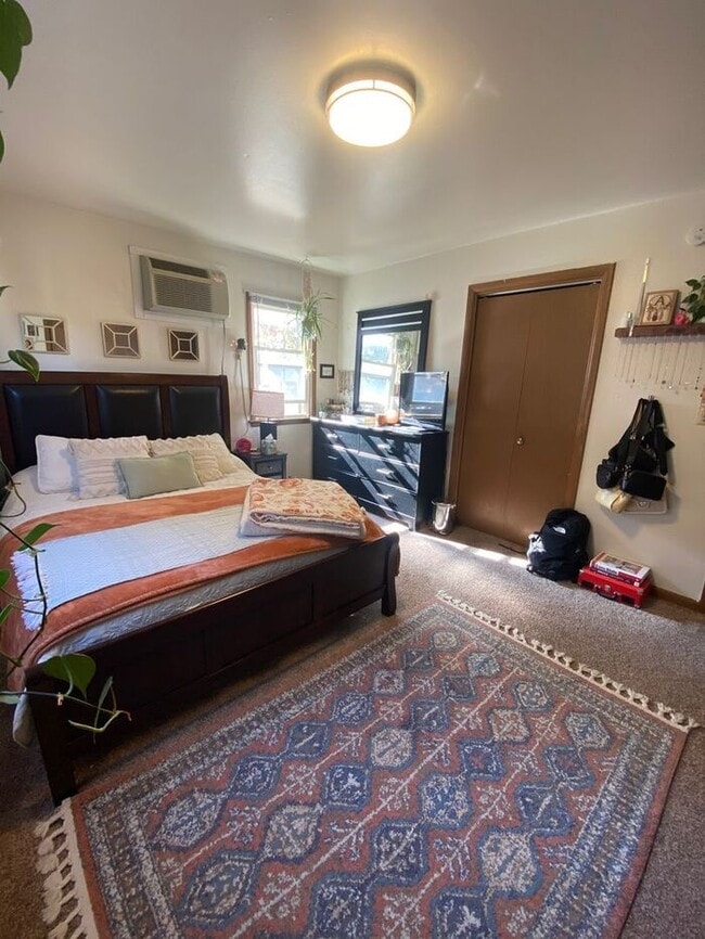 Building Photo - $1,300 | 2 Bedroom, 1 Bathroom Apartment |...