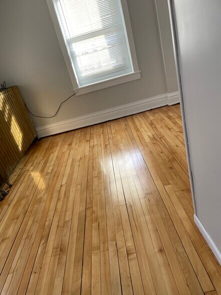 Back bedroom with Closet - 432 E 7th St