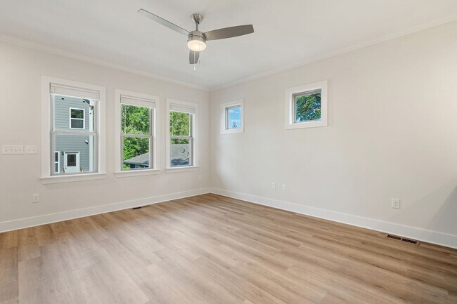 Building Photo - Available Early July! 3-bedroom home with off street parking!