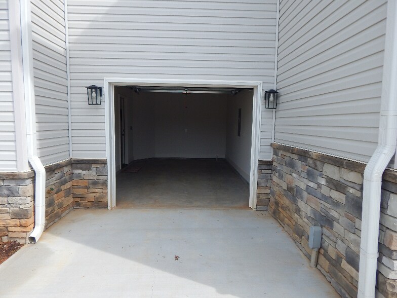 Building Photo - 233 Marshland Ln