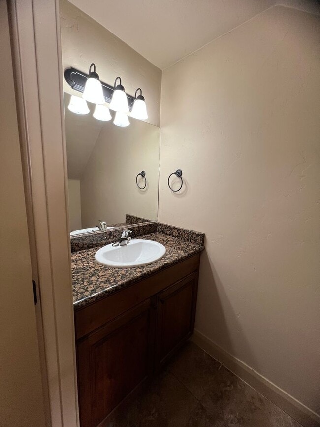 Building Photo - Looks Almost Brand New Townhome!