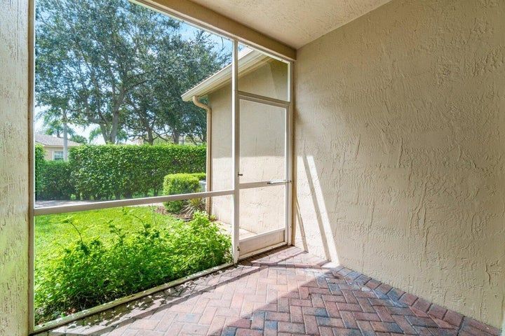 Building Photo - 6427 Park Lake Cir