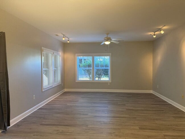 Building Photo - 2 bedroom, 2 bathroom