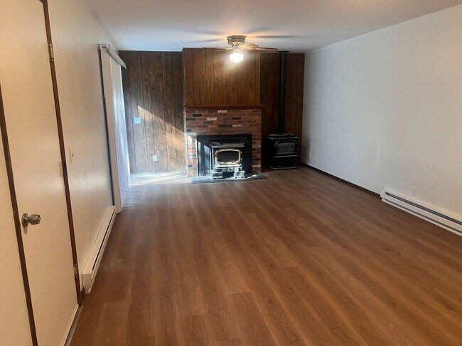 Building Photo - Holiday Savings - $500 Off 1st Months's Rent - Charming 3bd/2 Home