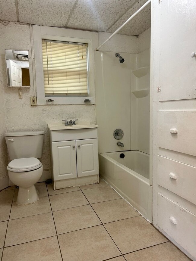 Building Photo - Great 2 Bedroom Apartment