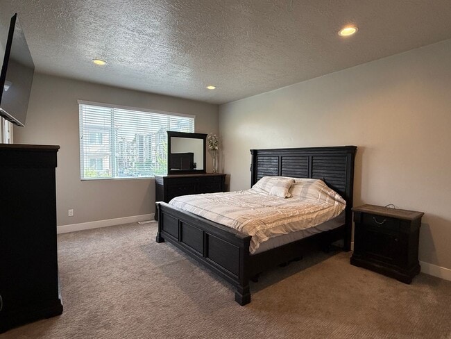 Building Photo - Luxury 7-Bedroom Home with Office, Dayligh...