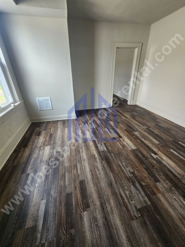 Building Photo - Cozy 3-Bedroom Rental with In-Unit Washer & Dryer | $1,400/Month