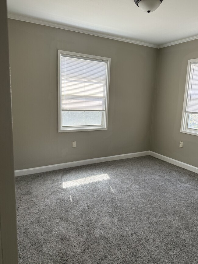 Building Photo - 127 Crestview Dr