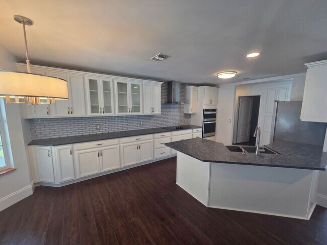 Building Photo - Spacious 4Bed/2Ba Brick Home w/Inground Pool in Mowat Highlands! *1/2 OFF Security Deposit for Ac...