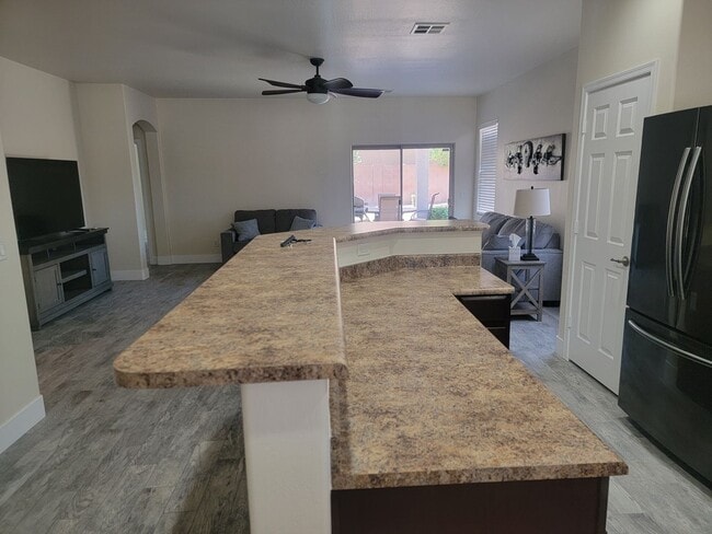 Building Photo - 3-Bedroom / 2-Bathroom Home with Attached ...