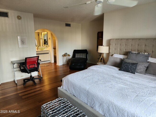 Building Photo - 7557 N Dreamy Draw Dr