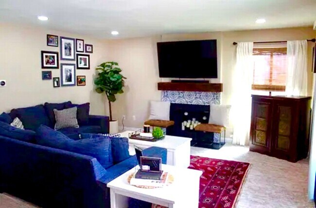 Building Photo - 450 W Vermont Ave