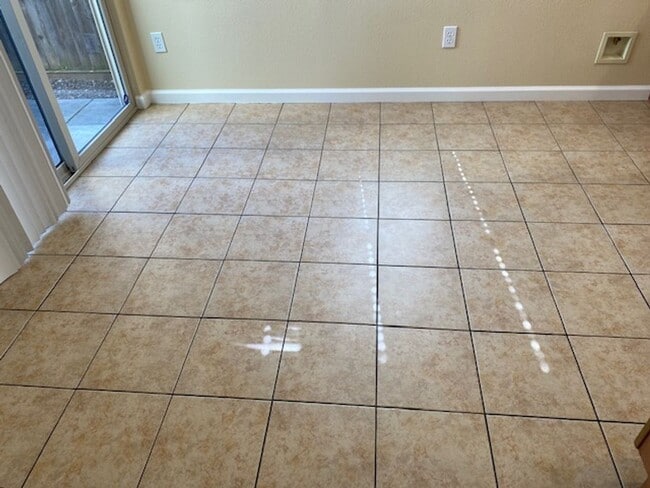 Building Photo - Great 3 bedroom/2.5 bath duplex w/2 car garage!