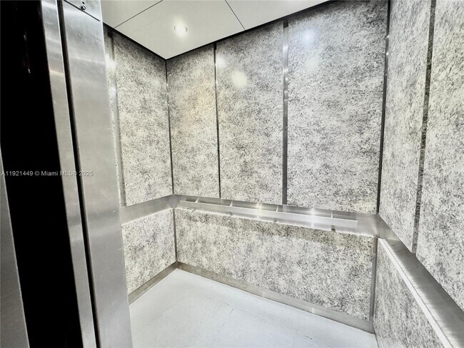 Building Photo - 505 S Pine Island Rd