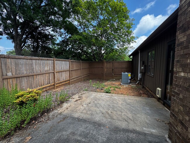 Building Photo - 104 Breckindale Cir