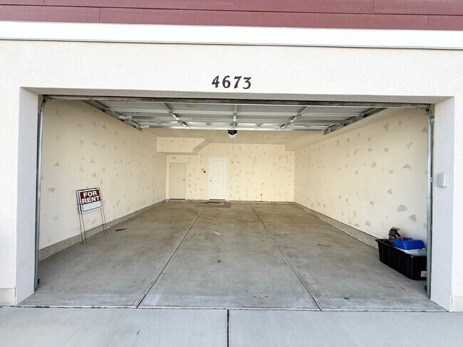 Building Photo - 3 Bedroom /2.5 Bathroom townhouse in Kearns