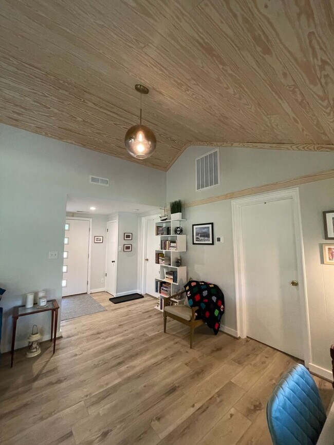 Building Photo - 139 Christmas St