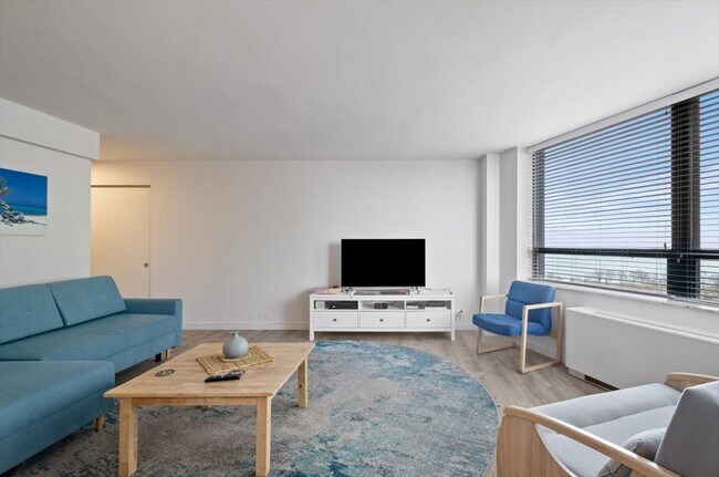 Building Photo - 5701 N Sheridan Rd