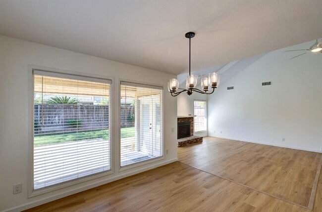 Building Photo - 1067 W Sierra Ave