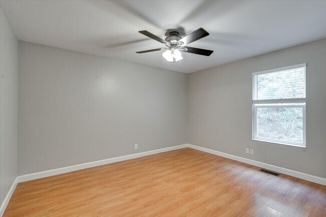 Building Photo - Charming 3-Bed / 2-Bath Home