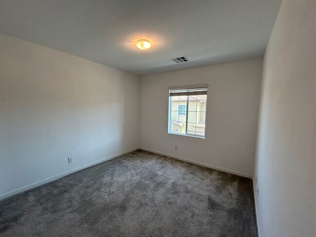 Building Photo - 3 bedroom townhome in Henderston gated community