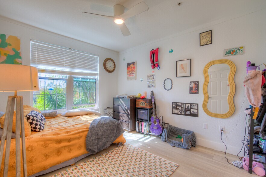 Building Photo - 4142 Central Sarasota Pky