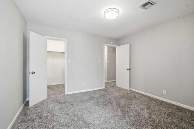 Building Photo - 2850 E 90th St