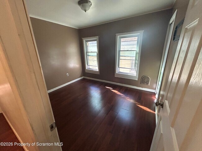 Building Photo - 945 Woodlawn St