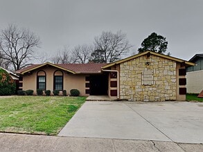 Building Photo - Spacious 4 Bed 2 Bath Home with Fireplace, Covered Patio & Fenced Yard in Denton, TX