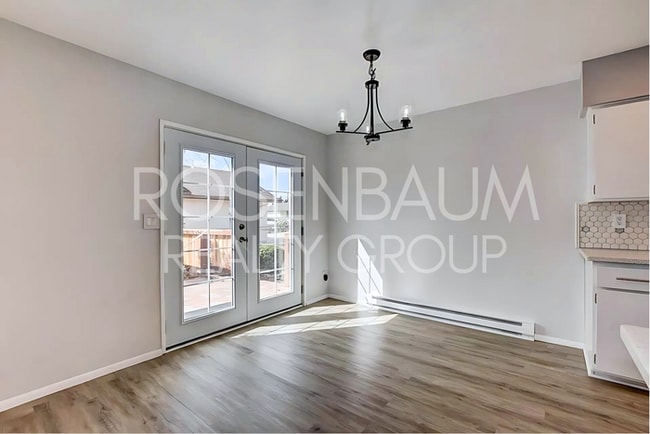 Building Photo - Stunning 3-bedrooms, 2-baths single-family...