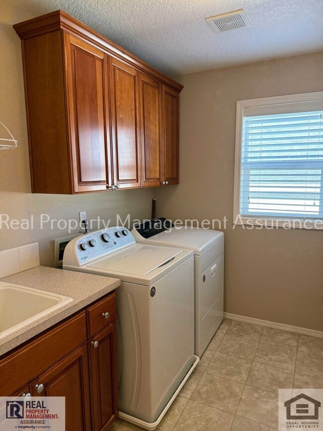 Building Photo - 13611 NW Stonebridge Dr
