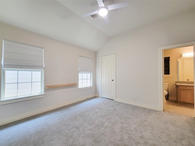 Building Photo - 2911 Clinton Dr